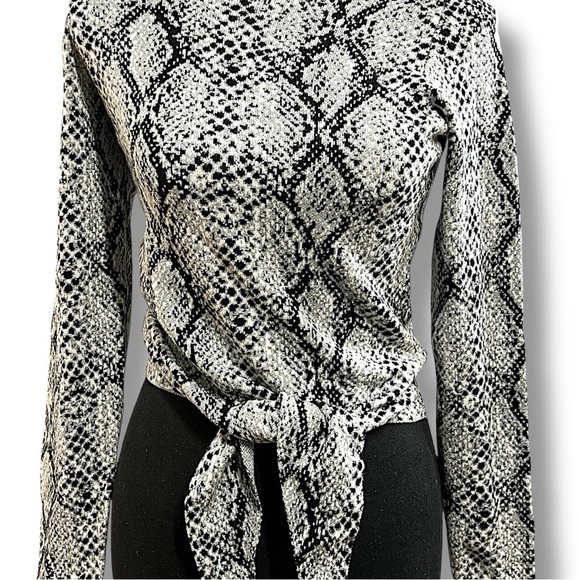 GUESS black and white Reptile Print cropped long sleeve tie front Sweater SM - Picture 12 of 15